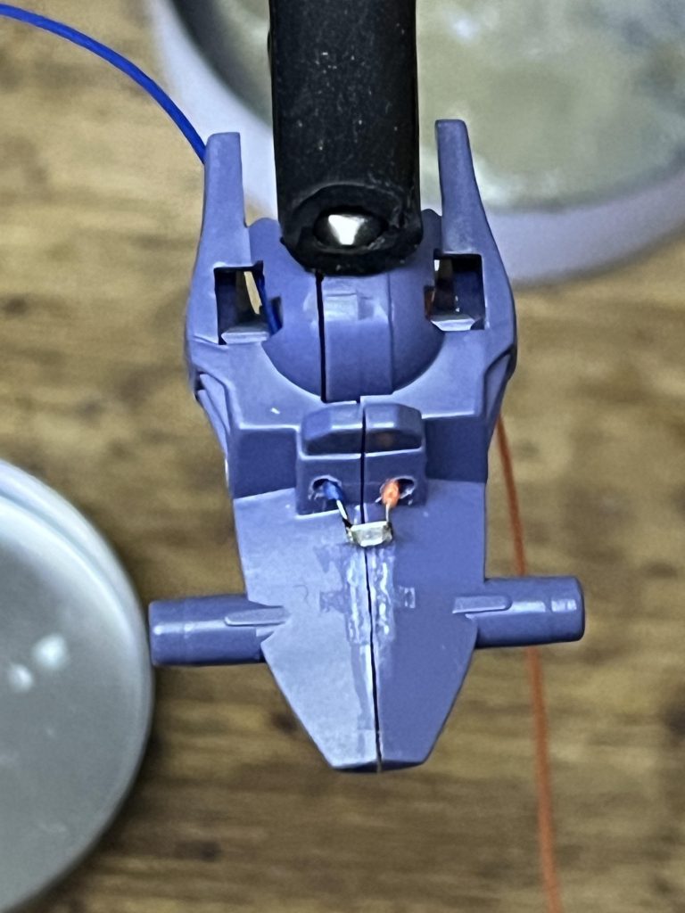 LED組み込みました。このあと周りをレジンで固定して、空きスペースに配線を通しました。光らせた感じ、穴から漏れる光より、バイザーまでアクリルレジンで導光を確保した方がキレイに仕上がりそうです。穴あけで中心ズレちゃってちょっときになるので今後の課題です。