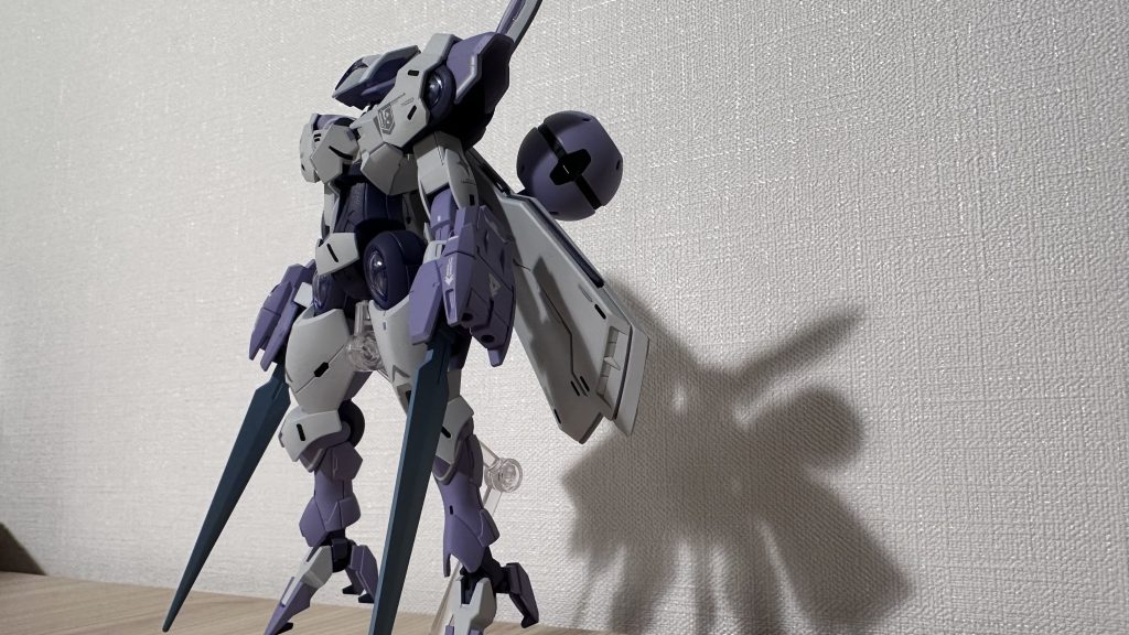 この艶がない冷たい色と影が僕が思うベギルベウです。