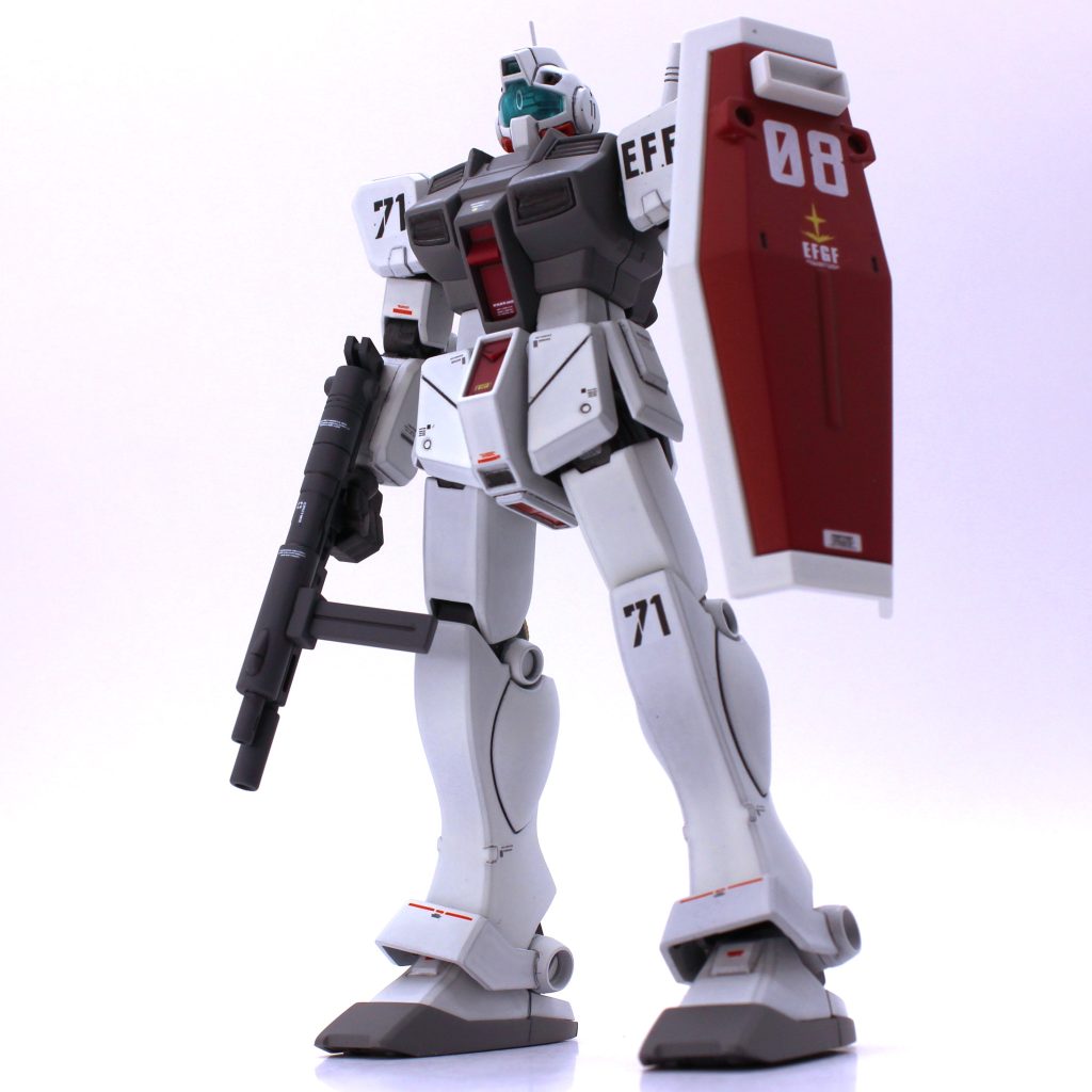 旧めのキットなので合わせ目は多めです。後ハメ化が必要だったのは頭部と下腹部、足首関節です。胴体のダクトは後ハメ化せず、全塗装→筆塗りで塗り分けました。