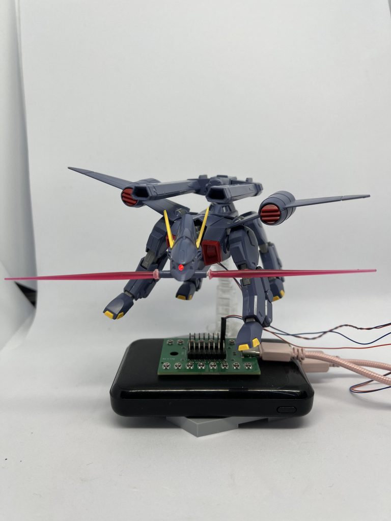 モノアイまわりの黒だけでも塗れたらもう少しまともな感じになったと思うのですが、後工程を考えて塗るのを控えました。これ色分けで塗装するのすごい大変なキットっぽく感じるのは気のせいできしょうか。