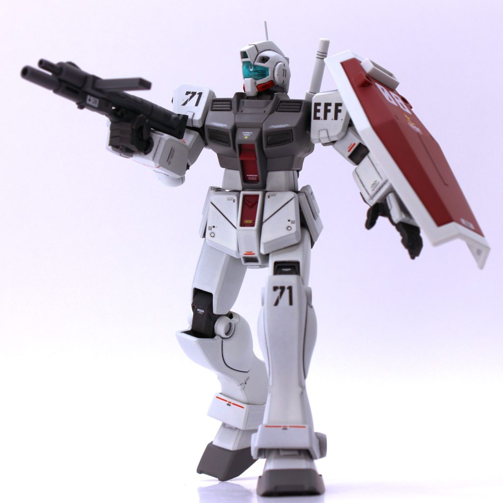 マシンガンはデザインやサイズ感は良いですが、エッジとスジがもっさり気味、ストックの後端が下に出っ張っており致命的に持たせづらい欠点があります。おまけにABSなので合わせ目処理が面倒と、不都合のデパート状態です。特にストック後端の出っ張りは非常に構えづらく致命的です。定番工作となっていますが、左右接着後のこぎりでストックを切り離し、180度反転させて再接着しました。