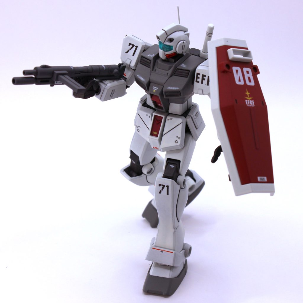 ディテールは必要にして十分な印象ですが、練習がてら前腕と胸部、フロントスカートに少しだけスジボリ追加しました。また、フロントスカートは中央部で軸を両断し穴を空け、真鍮線を通して端部を曲げて独立可動化しています。