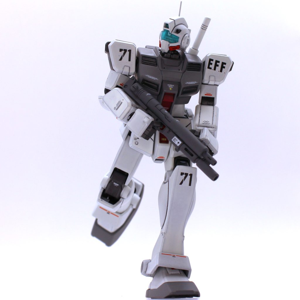 片方のスリッパ内に錘を仕込みました。若干ですが重心が下に行き、片足で立って躍動感のあるポーズが付けやすくなりました。