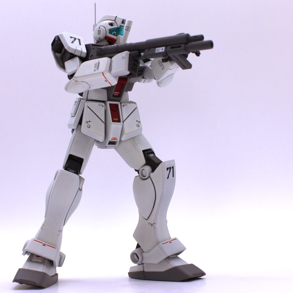 シールド基部の構造は価格帯を考えるととても良く出来ていると思います。ただ前腕の固定用の穴はカッコ悪いので埋めました。左前腕は磁石を仕込んでいます。同様にシールド側にも磁石を仕込んで、磁力で装着できるようにしてあります。