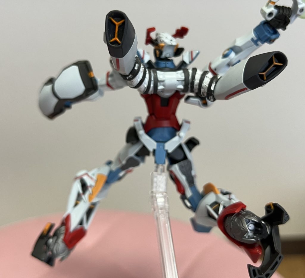 スラスター内のオレンジも地味に難しい買ったです。一回溶剤どぶ漬けでリセットして塗り直しました。基本成形色に白塗ってからのオレンジなので大したことないのですが、オレンジをどこまで塗るのかで迷いました。