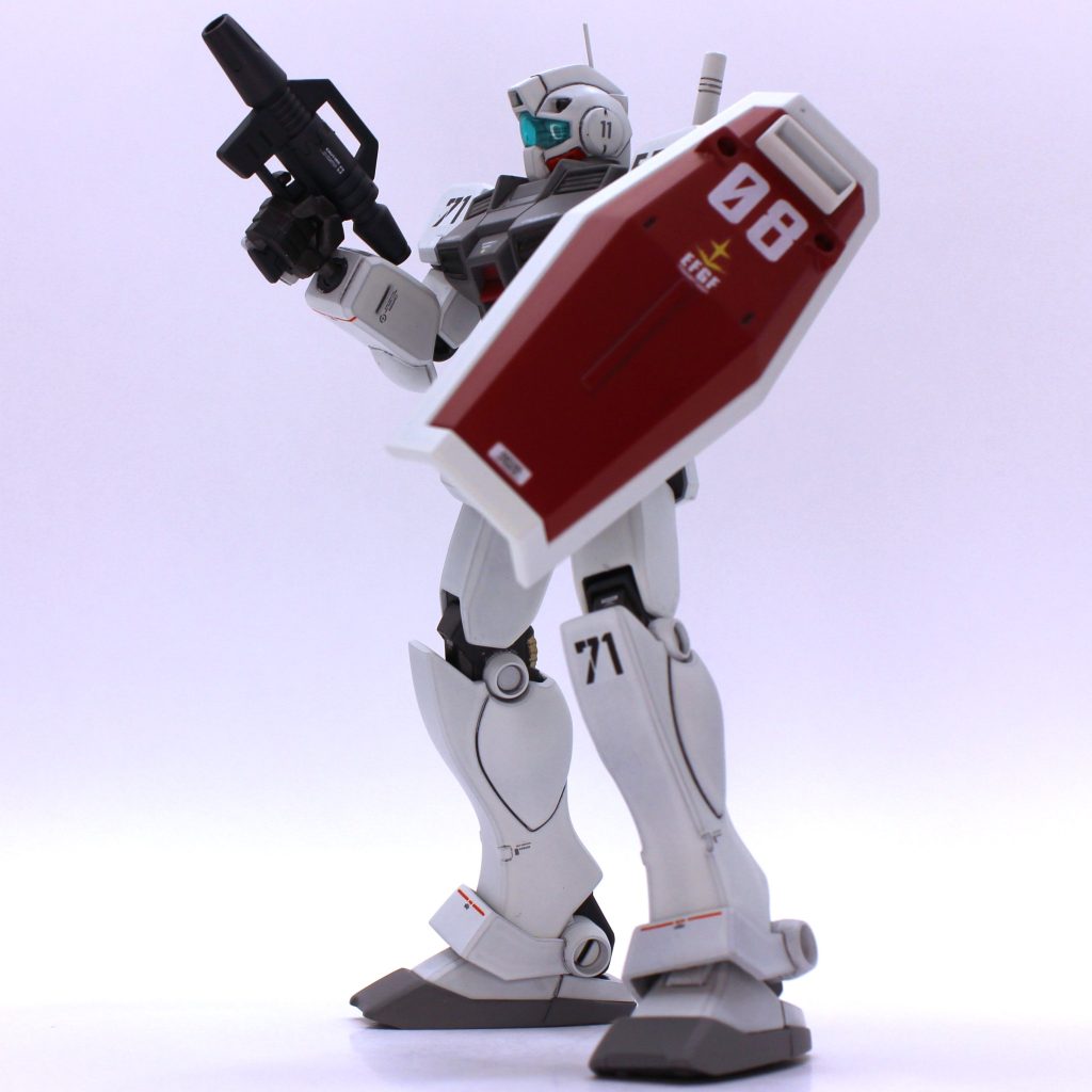 武装は専用のサブマシンガンが付属していますが、ひとつだけでは寂しいので、似合いそうな武装を色々手配してあげました。まずはひとつ上の写真の90mmマシンガンです。量産型ガンキャノン付属の物が在庫あったはずなのですが見つからず、似ているオリジンガンキャ付属のマシンガンを持たせてみました。次に上の写真のオリジンジムのスプレーガンです。1年戦争期のジムなら絶対似合う得物ですね。 