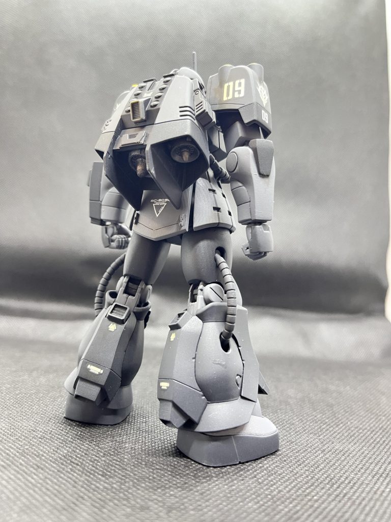 バックショット。このキットは10年以上前のものなので、合わせ目がガッツリ出ます。ふくらはぎ、ももの横、前腕にあった合わせ目を頑張って消しました。