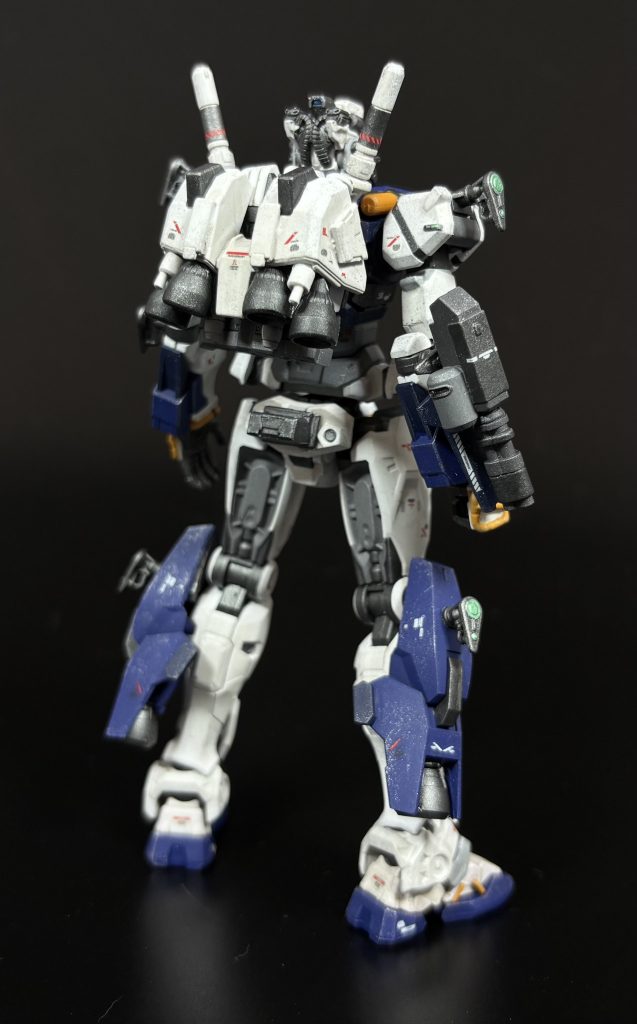 赤いガンダムことgMS-αとの目立った差異としては、まず半固定装備として右腕部のアタッチメントに装備されたガトリング砲が挙げられる。これは主に迎撃用に用いられるCIWS(近接対空火器)としての用途が想定される頭部のガトリングユニットとは異なり、対MS用の火器と位置付けられており、その火力は近距離であればジオンの主力 MSであるゲルググの装甲を正面から撃ち抜けるほどである。また、本機は各部のスラスターが増強されており、特に脚部とバックパックに増設された大口径スラスターにより、ビットを接続していない状態でも高い機動力が実現されている。