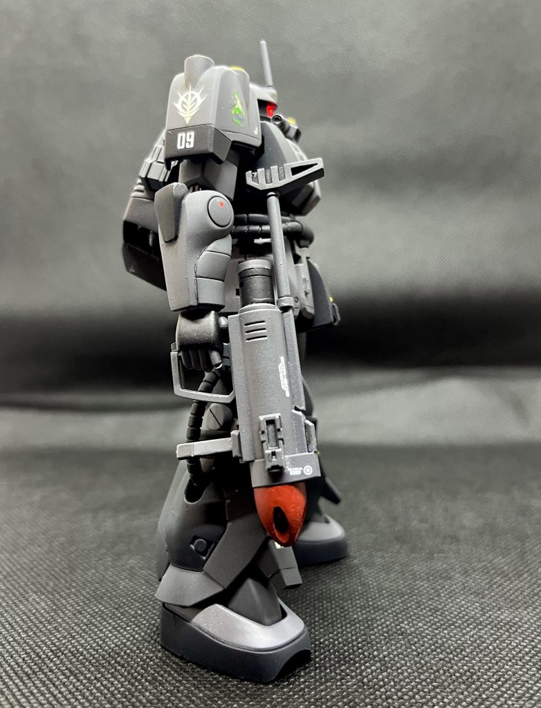 キット標準の武器である「４連装スプレーミサイル・ガン」はストックがグリップ下部から生える形で、どうしてもまっすぐ持つことができません。そのせいか手首もグネっと曲がったものが付属しており、あまり好きではありません。そこで、ストックを切り離して上部につけ替えました。市販のパーツをペタペタ貼ってディティールアップしてます。