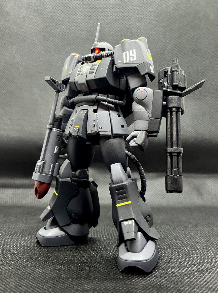 左腕にグフカスタムのガトリングガンを装着。めっちゃカッコよくなりました！左腕に穴を開けて3.0mmのプラ棒をホールドできるようにポリキャップを仕込みました。これでいろんな武器をマウント可能です。