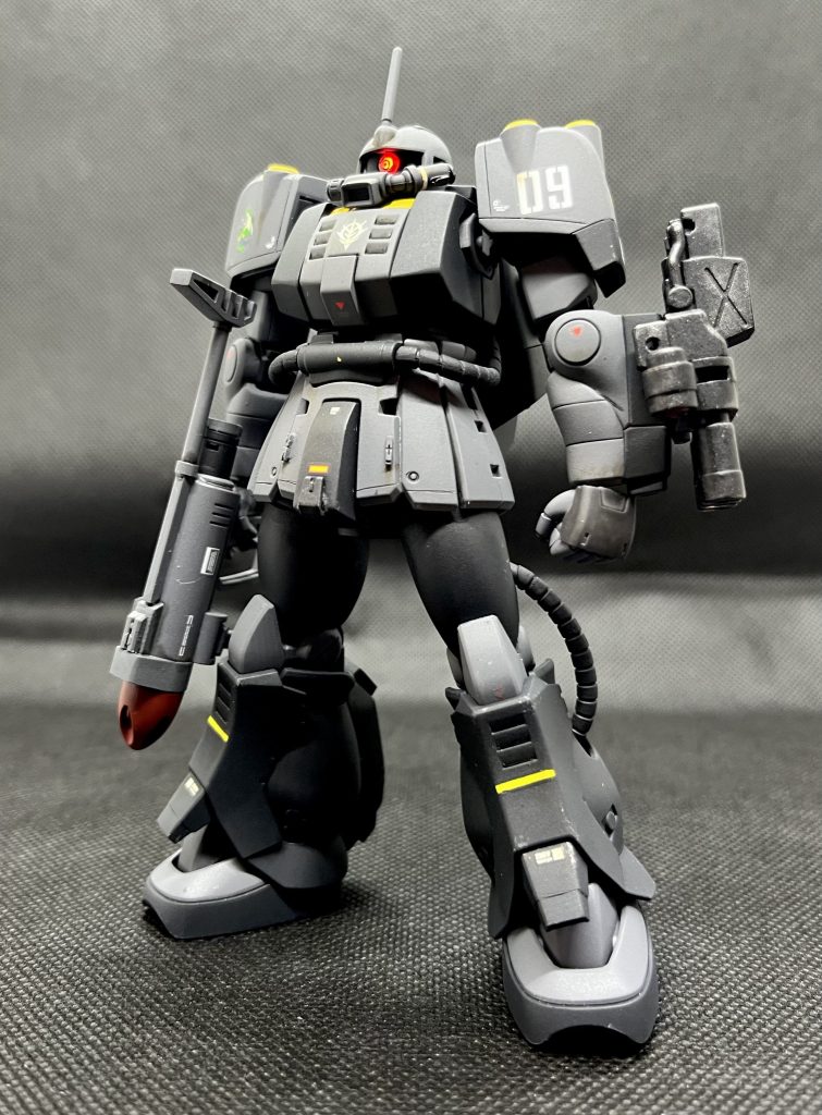 左手の3.0mmマウント穴を使い、3連装35mmガトリング砲(グフカスタムから拝借)を付けてみました。こちらも違和感なく似合ってます。