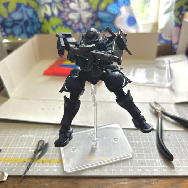 軍警ザクの成形色って何か妙に明るい青に見えません？自分の記憶ではもっとダークネイビーくらいの色味だったので全塗装してます。装甲はガイアノーツのマーズディープブルー、関節や指はエヴォブラック、マシンガンはタミヤの海軍工廠佐世保標準色を使用。如何にエアブラシの洗浄回数を減らせるかがスピードに直結するなと思う今日この頃。