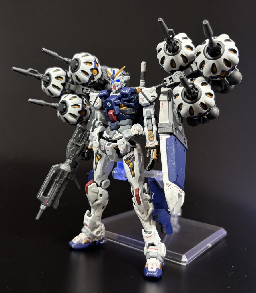 [フル装備形態]基本装備であるビームライフル、シールドに加えて、両肩にサイコミュ兵装であるビットを搭載した状態。機体重量は増加しているが、この状態であればビットの推進力を機体の推進力として用いることが可能なため、高速での巡航が可能である。