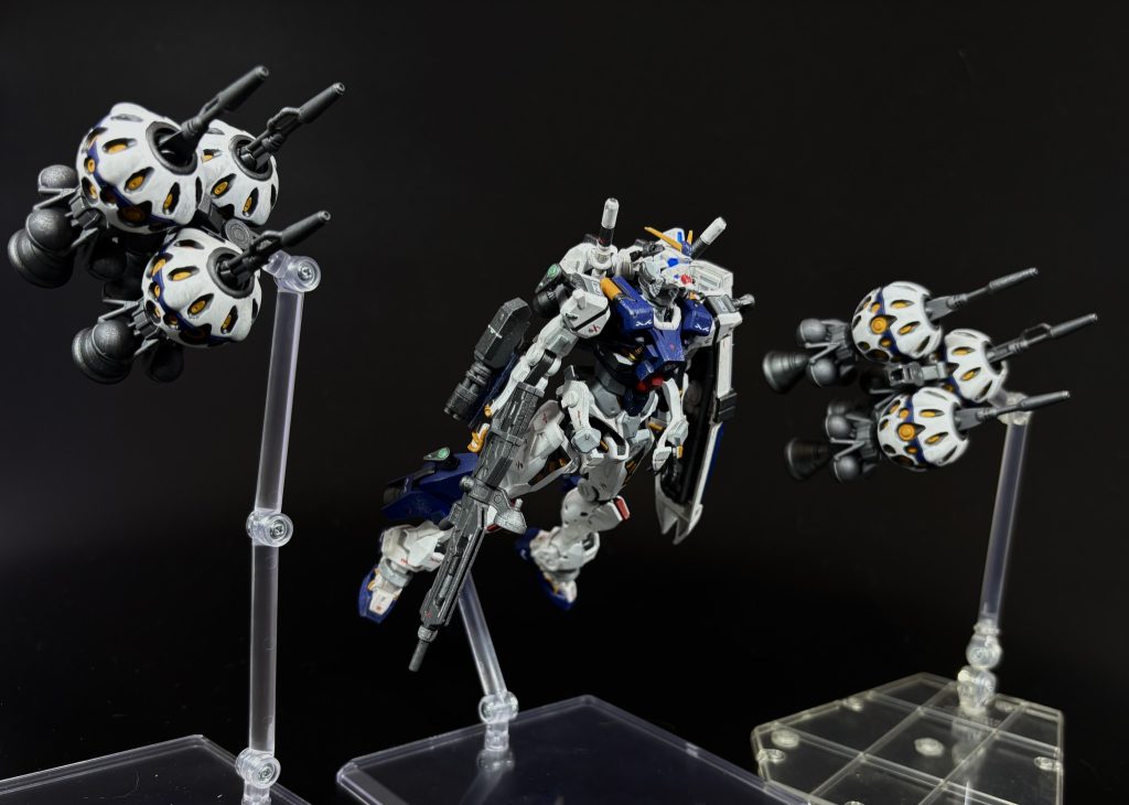 [戦闘イメージ]戦闘空域に接近するとビットを分離し一方的な距離からのオールレンジ攻撃によって先制する。シャア・アズナブルとシャリア・ブルのMAVによって確立されたこの戦法は本機にとっても基本戦術となる。