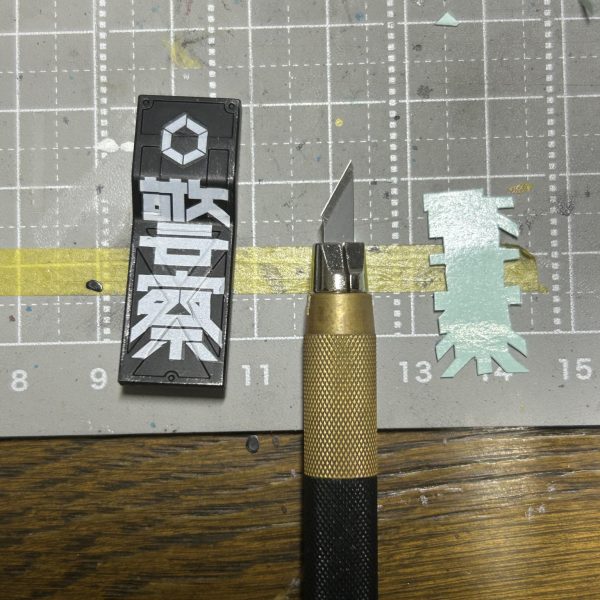 軍警ザクの成形色って何か妙に明るい青に見えません？自分の記憶ではもっとダークネイビーくらいの色味だったので全塗装してます。装甲はガイアノーツのマーズディープブルー、関節や指はエヴォブラック、マシンガンはタミヤの海軍工廠佐世保標準色を使用。如何にエアブラシの洗浄回数を減らせるかがスピードに直結するなと思う今日この頃。軍警のステッカーはきわきわまでカット。（2枚目）