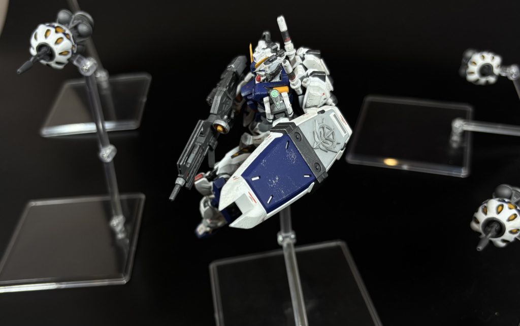 [戦闘イメージ]赤いガンダムのビームライフルに比べ、収束率と速射性が強化されたビームライフルと視覚外からの攻撃を可能とするビットのオールレンジ攻撃の組み合わせは、複数のMAVを同時に相手にしている錯覚を相手に抱かせる。