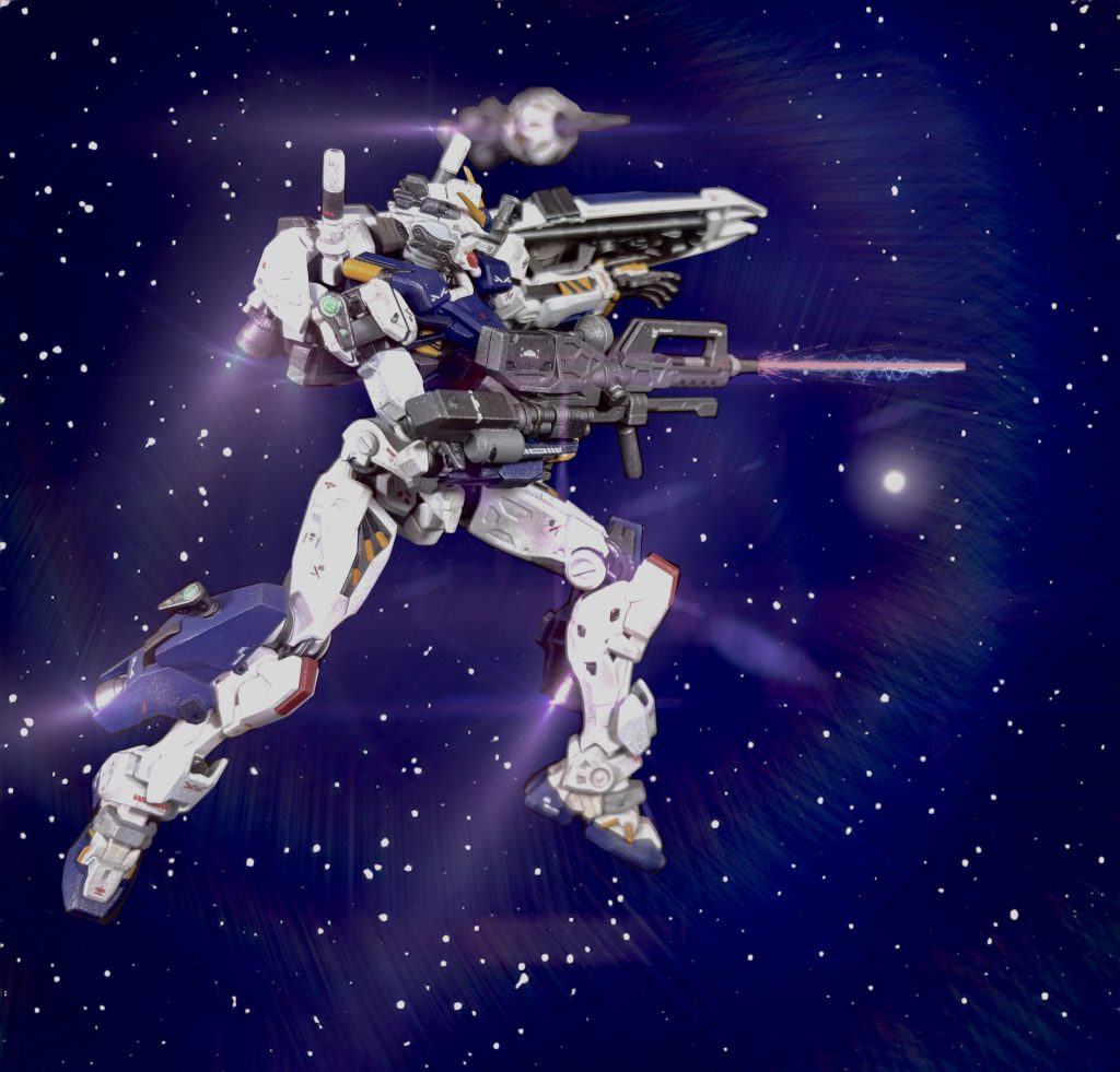 「後ろにも目をつけろだなんて言われたって……!…そこッ!」本機のテストパイロット、マリオン・ウェルチのパイロットスーツに保存されていた音声記録。通信のログやコックピット内の音声機器には、マリオン以外の音声は記録されていないが、明らかに誰かとの会話を行なっているような不自然な言動が記録されている。