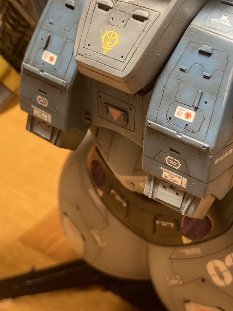 胸のスラスターは小型化して向きを変えちゃった。