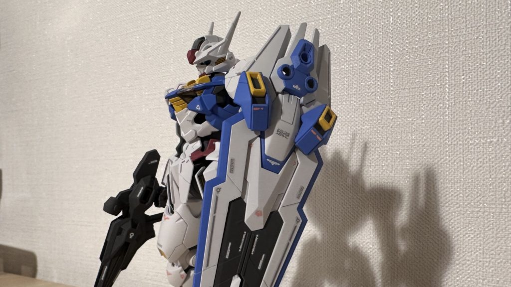 シールドはデカール多め。あるとないで雰囲気が全然違う。