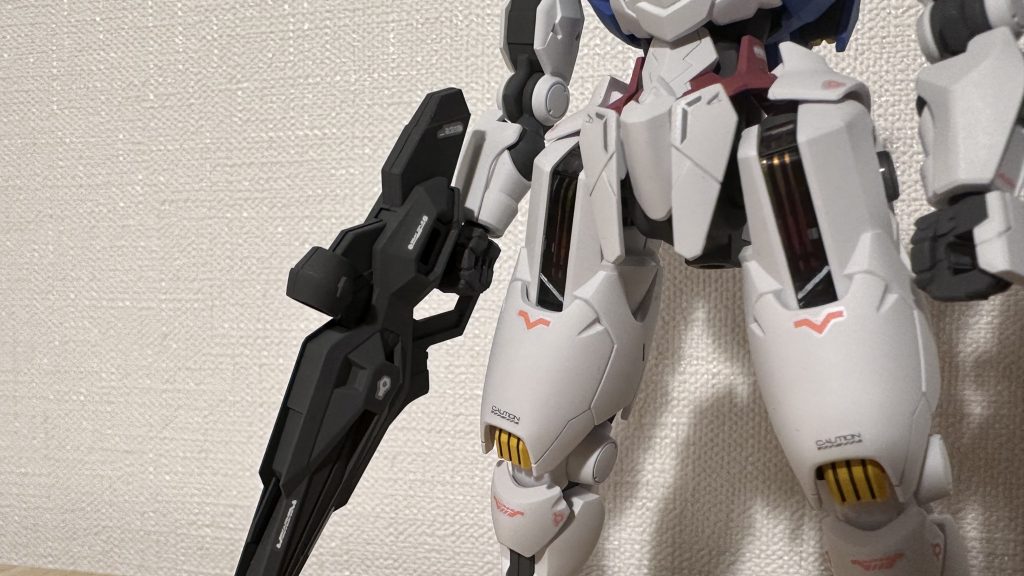 実は脚のあとはめ加工が失敗し、部品を注文した。その割に合わせ目を消すののにも微妙に失敗している。。マスキング地獄の甲斐が半減。まだまだ勉強がたりない。