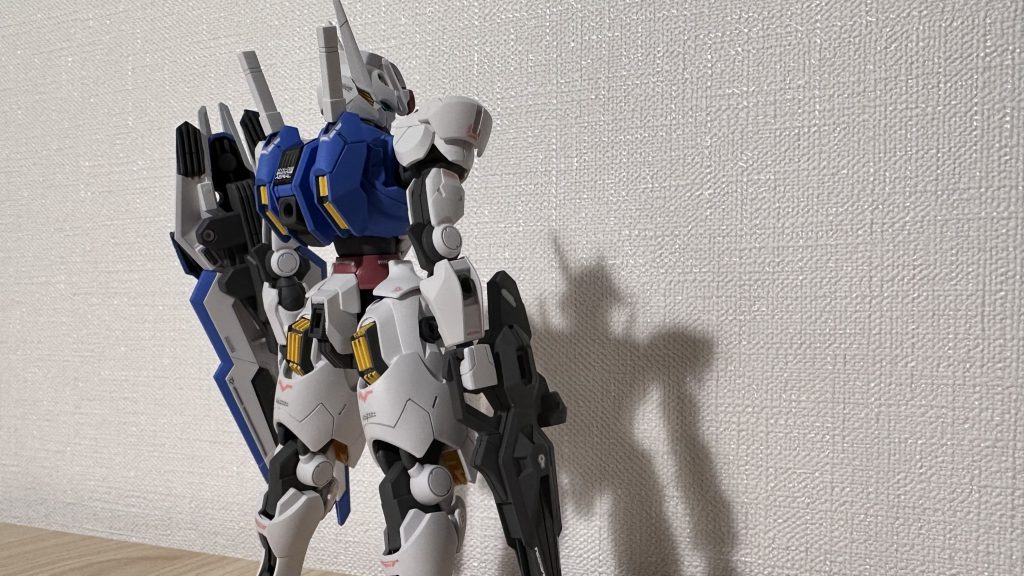 説明書のポーズを真似て見ると、とても背中がかっこいいことに気づく。