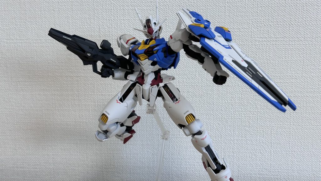 箱のポーズ。エアリアルの特徴をよく捉えているポーズだと思う。シールドは付けたり外したりしていると、すぐ塗装が剥げるのでこのポーズはこれで終わり。ビットは取り付けた状態で飾る予定。ポーズをとるたび塗装が剥げる、、ポーズは最初に決めておいた方がいいという勉強になった。水性塗料ということもあるかもしれない。