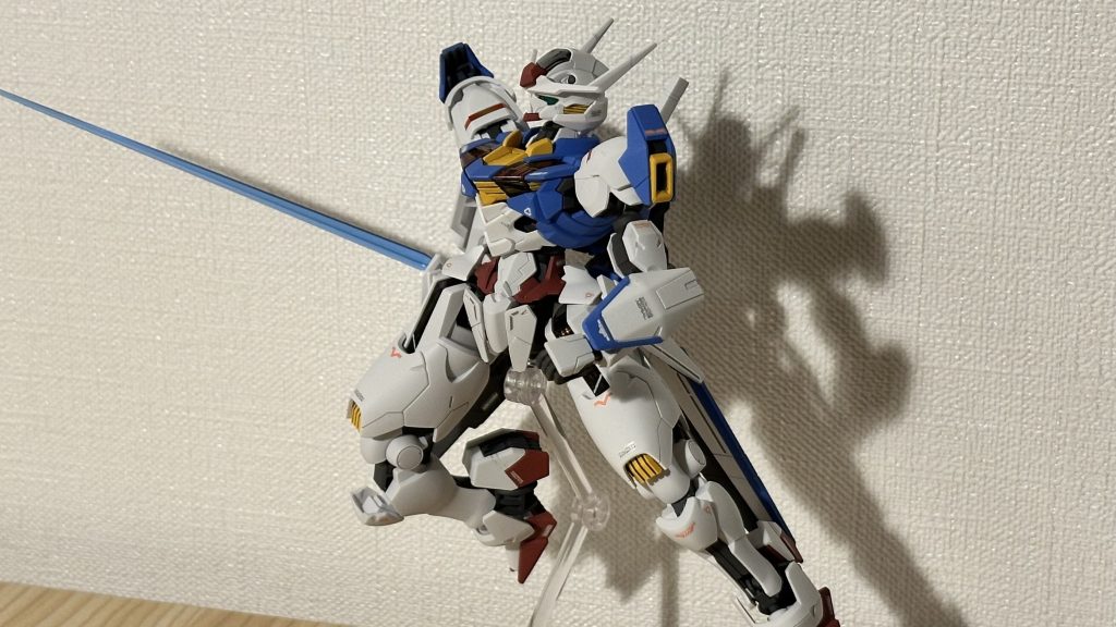 ビットオンの状態。サーベルが似合うなと思っていたので、上昇しつつサーベルを構えるポーズに。スレッタを見ているとサーベルの先を相手に向けることが多く、本当は両手で持たせたかった。