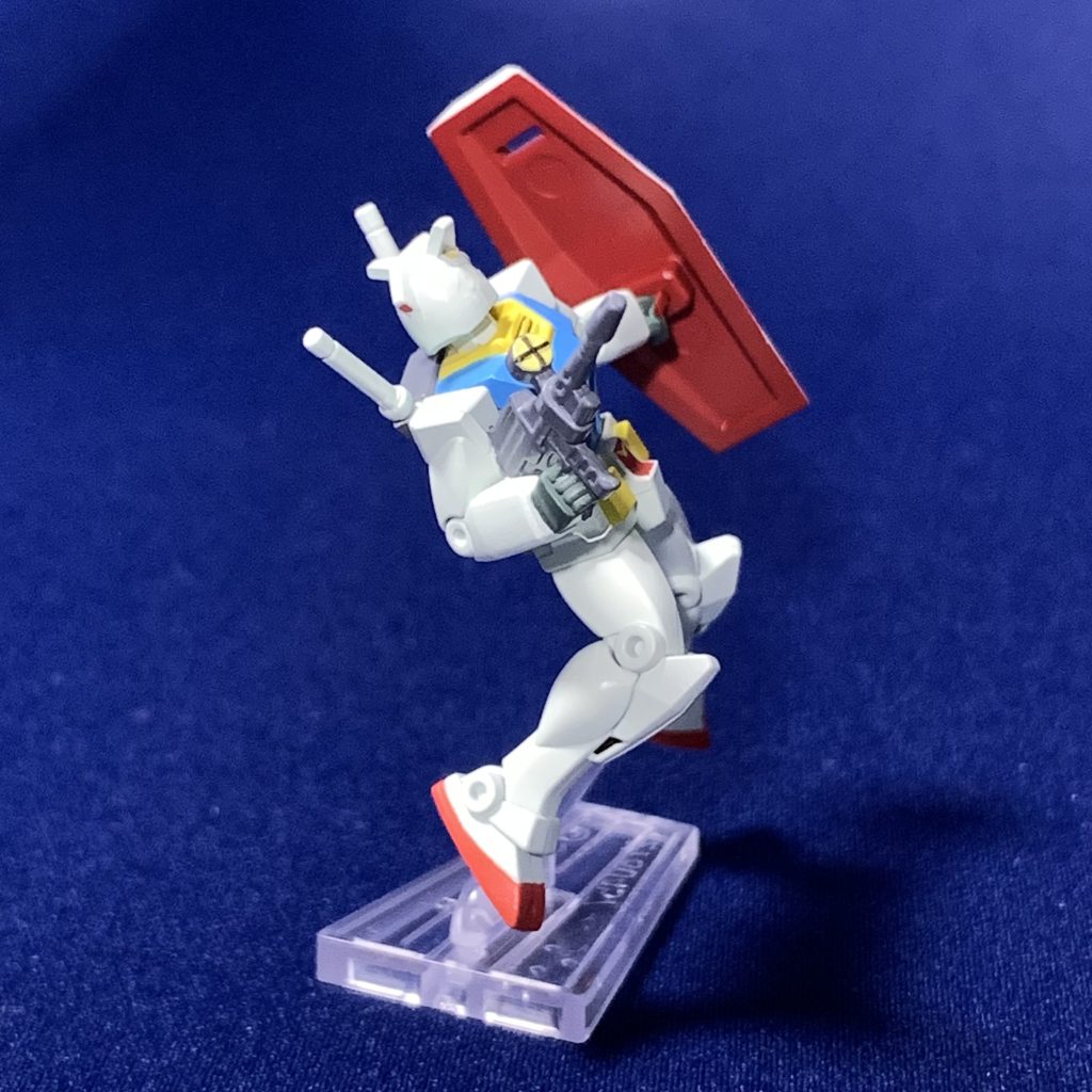 別角度から。シールド裏はアニメ設定準拠の赤で塗装しました。