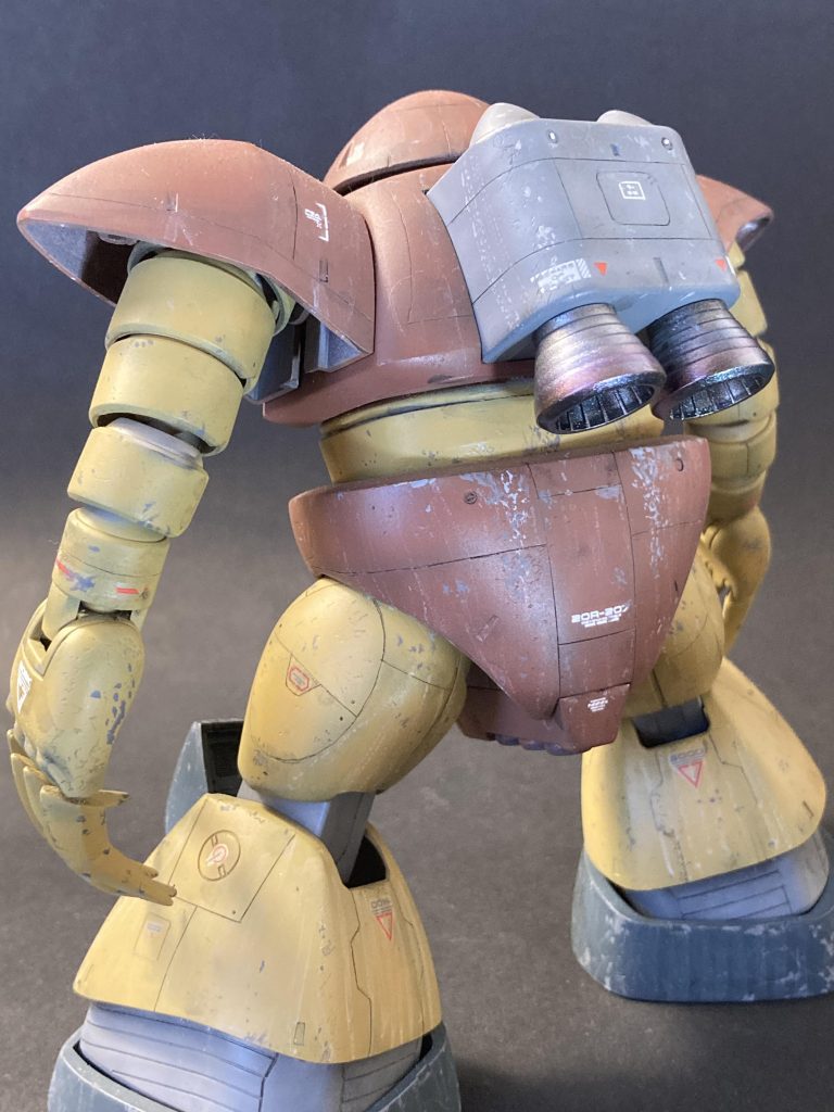 全体的に地味な色味なので、スラスターはギラギラさせておきました、このサイズでこんな焼け方しないやろ…とも思うのですが、模型的なアクセントとしてはアリかなぁ…?