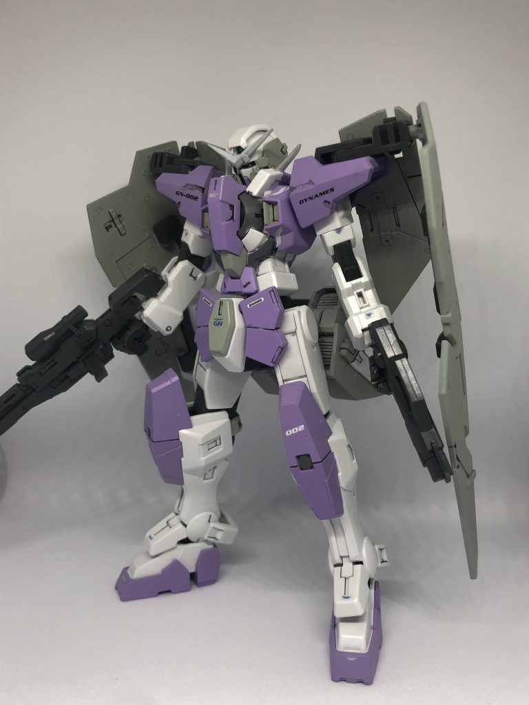 00一期ガンダムのカラーリングを統一し、一目で同一部隊と分かるよう仕上げています。今回は、デュナメスです。他の機体より、落ちついた雰囲気になるよう、広範囲をグレー色に仕上げました。