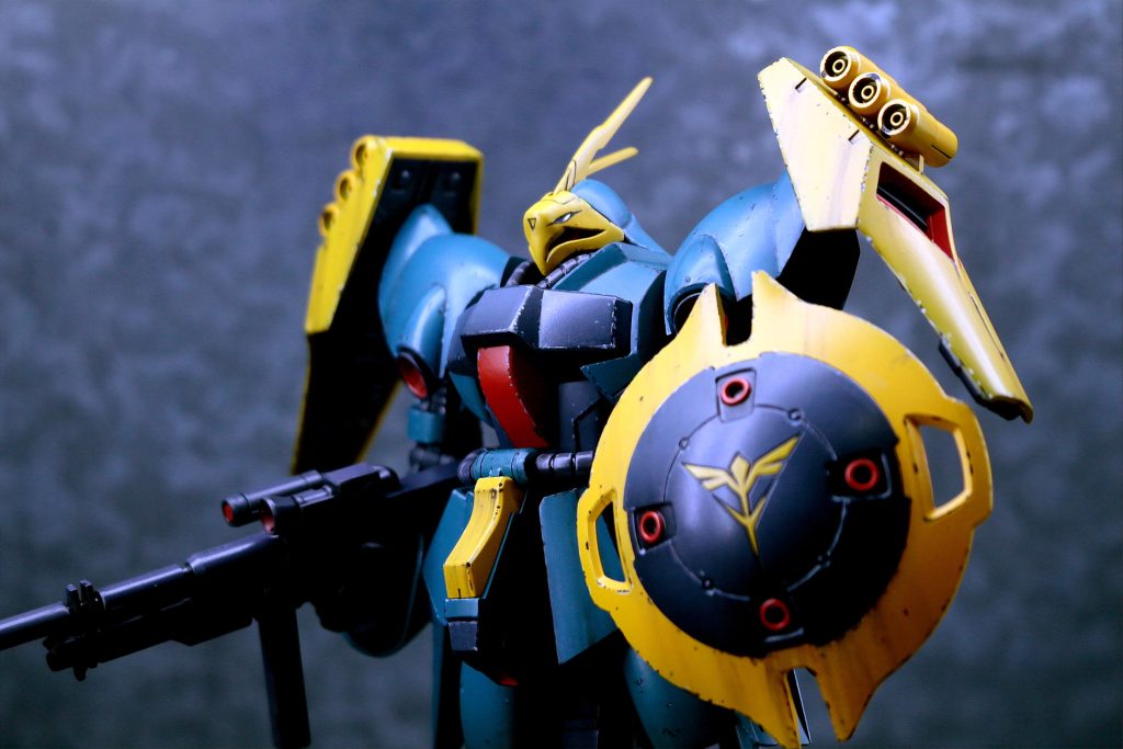 シールドは2パーツに分割されていますがネオ・ジオンのマーキングとメガ粒子砲の砲口が分割されていないのでマスキング作業が必要です。