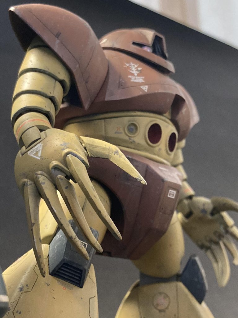 爪は一生懸命磨いてトンがらせてます。ガンダムのアタマに穴あけられるくらい鋭く…