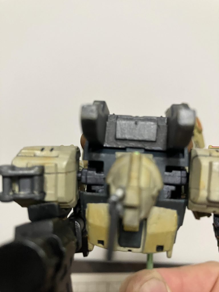 余ってたポリキャップを仕込んだけど左右で肩の位置がズレてますね　