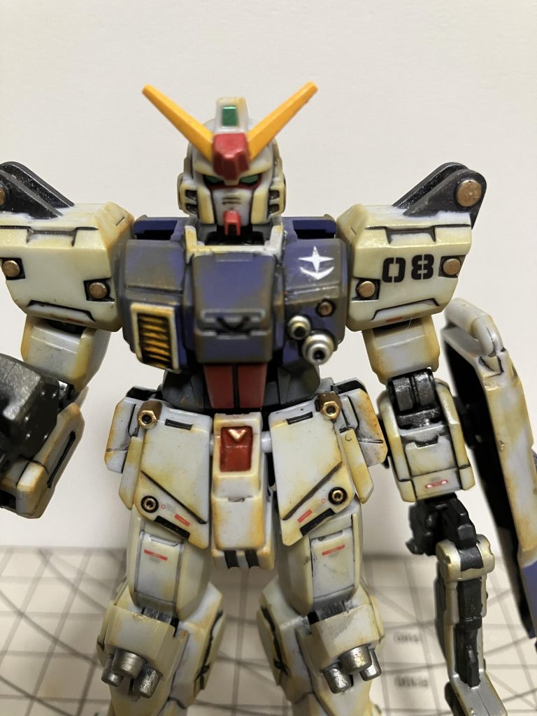 ウェザリングの後でデカーを貼ってしまったのでめっちゃ浮いてます。