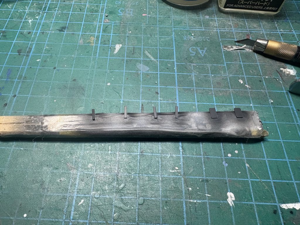 胸部と脚部のダクト内の塗り分けは0.3mmプラ板を切り出して塗装し貼り付けをしました