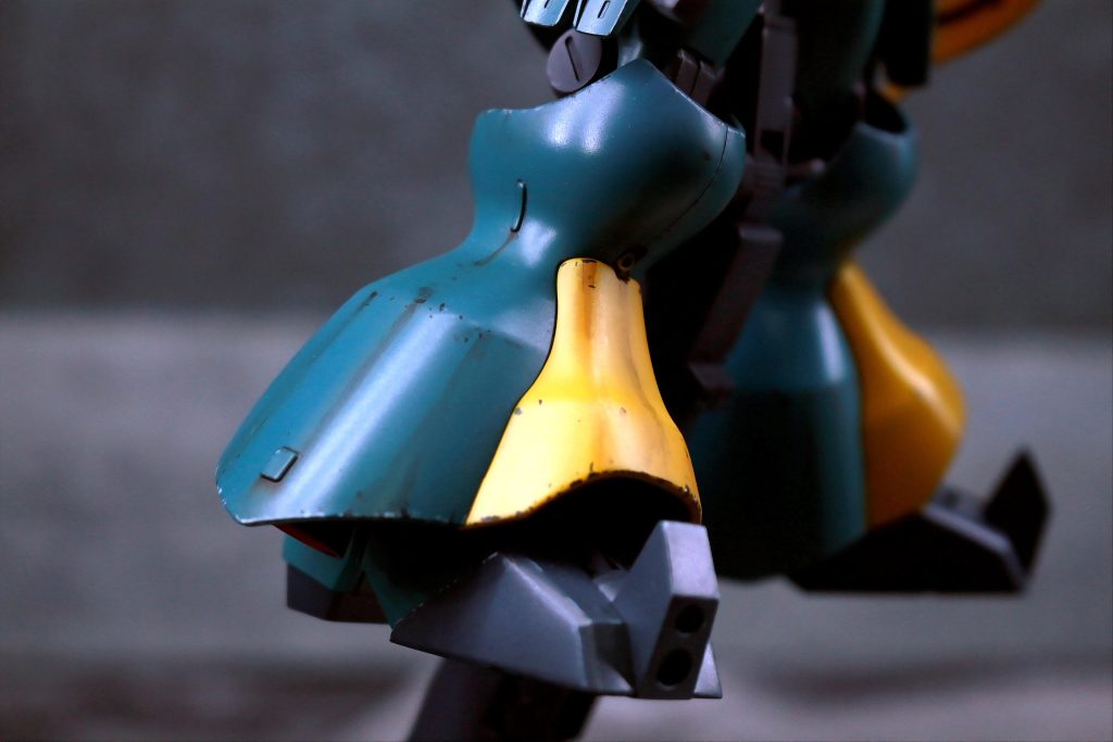 レッグはボリュームがあって迫力があります。ただ、のっぺりしてしまう感じがしたのでウェザリングで情報量を足しています。