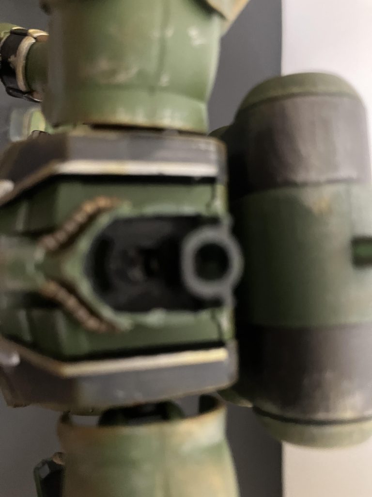 モノアイの丸い所の付いてた部分を切り取って3mm穴を開けてポリキャップでモノアイを作って取付ました。