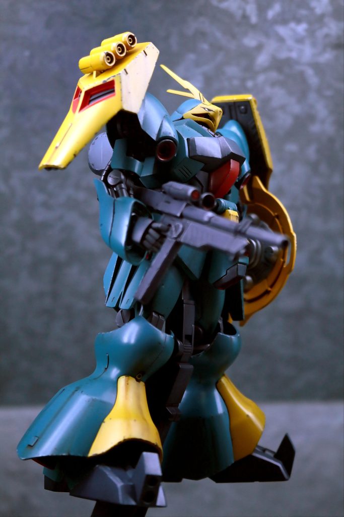 逆シャアの本編イメージで塗装しています。            全体的に捨てサフ作業後に面出しから塗装。頭部の鷹の目のマーキングは付属のシールは使用せずに塗装で再現しました。