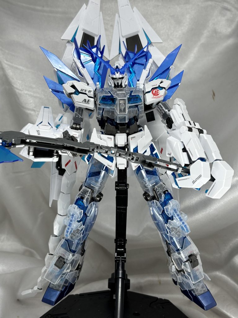 背部のシールドの位置がいまいちよくわからなくて写真のようにしましたが、これあってるんですかね。スタビライザーもあってものすごいボリュームです。HGしか組んでない身としてはXCがパーツ分けで彩色再現されてるの最高すぎました。