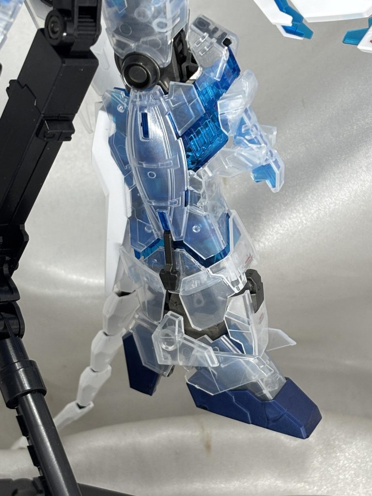 驚いたのが足。ABSのブルークリアの内部フレームなんで作れるんですな。本来仕様は推奨されてませんが、まぁ綺麗なので採用しました。