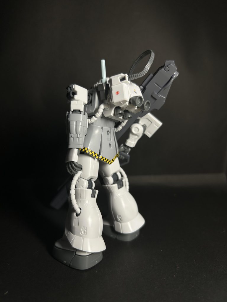 設定としては「ザクにビーム兵装を持たせるには何が必要か」という実験のために、追加の専用バックパックをくっつけたジオン脅威のメカニズムの設定です。スパイクはオミット、シールドには追加エネルギーパックを付けているという設定です