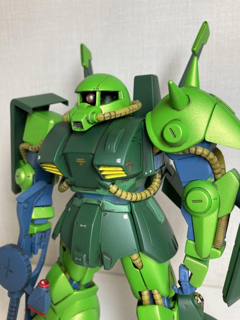 基本的に素組ですが、モノアイはVCドームに置換し、市販のボールジョイントを組み込んで、自由に可動できるようにしました。