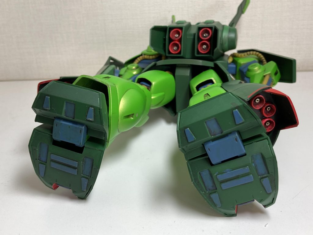 バーニア類にはメタルパイプを埋め込みました。古いキットなので、プラが劣化してるのか足首の関節が割れてしまったので、市販のボールジョイントに変更しました。その結果、足首の延長効果もあり、やや足長に仕上がりました。