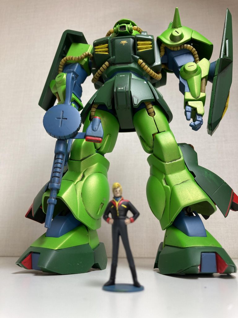 モナカキットなので、塗装はめんどくさいですが、太くてたくましい旧キットのプロポーションが好きです。付属するジェリドさんのフィギュアも、頑張って塗装しました。