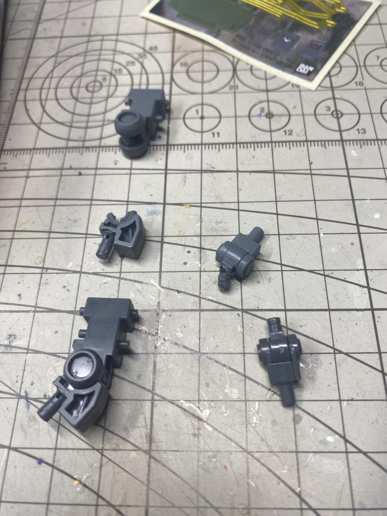 ちょっと古いキットってこともあって、途中関節がバキバキ折れるアクシデントが。潤沢にあったジェガンのジャンクを使って、なんとか事なきを得ました。