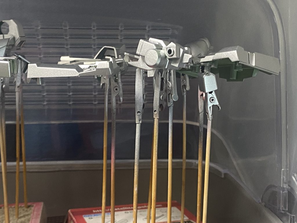 特にこれといった工程もないんですが、今回はサフレス銀下地で塗装してみました。サフレスなんで、エッジはダルくならず発色も良かったんですが、やはり一部滑らかさに欠ける面があったので、それは自作への課題にしてます。