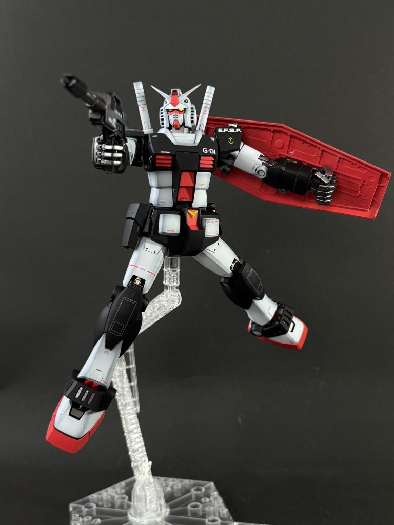 ビームライフルは両手持ち用のグリップとスコープがない物らしい。モナカ構造だったので合わせ目消すのが大変でしたよ､､､