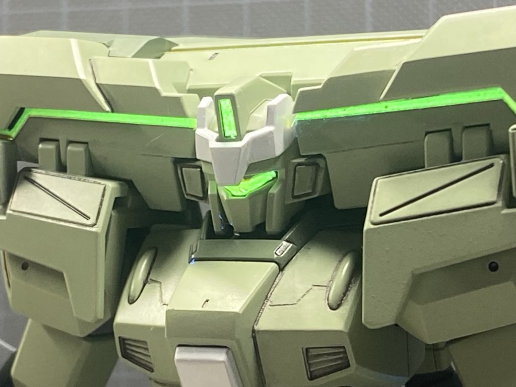 ブラックライトを当てるとセンサー部が光りますが、劇中のように黄色く発光せず緑に発光します。これはこれでカッコいいですが。