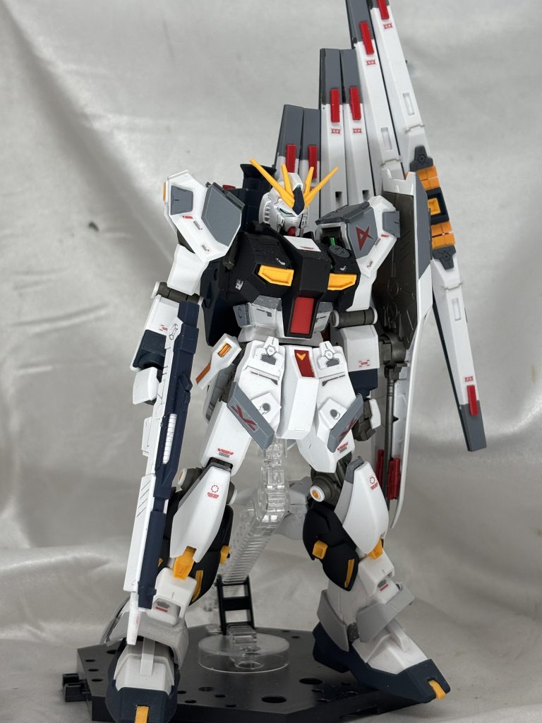 HGのνガンダムを軸に、EGのνガンダムを細かく刻んでプラスアップパーツとして張り付けたイメージです。HGのνガンダムの上半身はモールドはシンプルな割にデカいので、足をデカくして上半身のボリュームを目立たなくさせました。