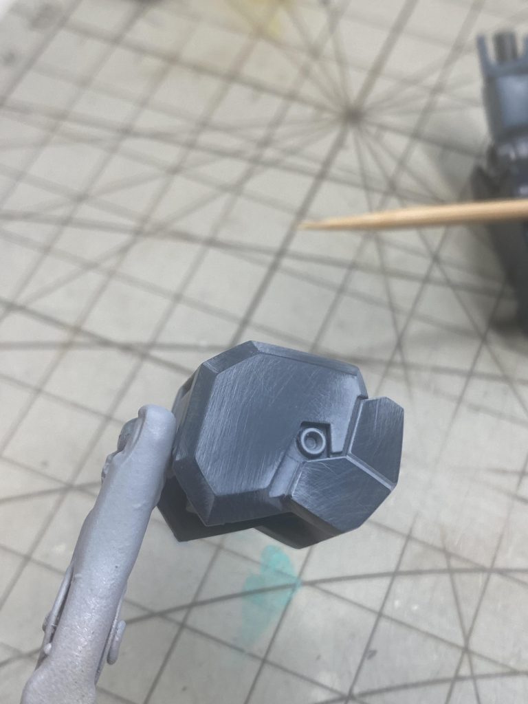 それを800番で磨くと、大きい傷はサフが埋めてあっという間に面が作れました。